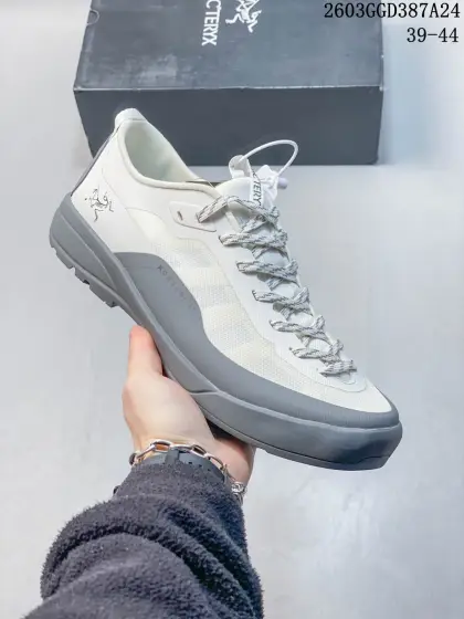 顶级莞产版 Arcteryx始祖鸟 Konseal LT 轻量舒适防滑低帮登山攀岩鞋 Konseal LT是始祖鸟专为竞技攀岩和高难度技术路线设计的轻量级攀岩鞋,以极致精简的重量和精准贴合的性能,助你在岩壁上实现无感操控. 轻量化设计,采用超薄耐磨鞋面与精简中底.精准贴合,3D针织袜套式结构+微调魔术贴,实现裸足般的包裹感.高性能大底,Vibram® XS Edge橡胶配方,提供苛刻岩壁上的卓越摩擦力和边缘支撑力.不对称鞋头,前掌微微上翘,集中发力点,攻克仰角与细小岩隙更高效. GGD387A24